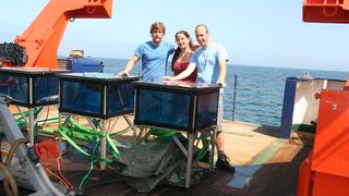 Auf Deck wurden Wasserproben für die Messung der Stickstofffixierungsraten inkubiert, Dr. T. Großkopf, Dr. C. Löscher, Dr. H. Schunck (v.l.) mit Inkubatoren auf der Meteor. (Bild: P. Fritsche)