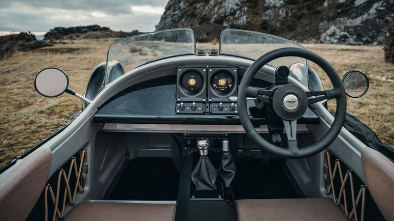 Die Instrumentenanzeigen sind nun vollständig digital und entweder von schwarzen oder silbernen Metalleinfassungen gerahmt. (Bild: Morgan)