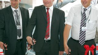 V.l.n.r.: Ralf Lode (GMZ-Leiter), Heinz Breitenbach (Stellvertretender Bürgermeister von Linsengericht) und Dr, Reinhard Mann (Vorstand der Nilfisk-Advance AG) beim „Ribbon Cutting“.  Bilder: Schrauth (Archiv: Vogel Business Media)