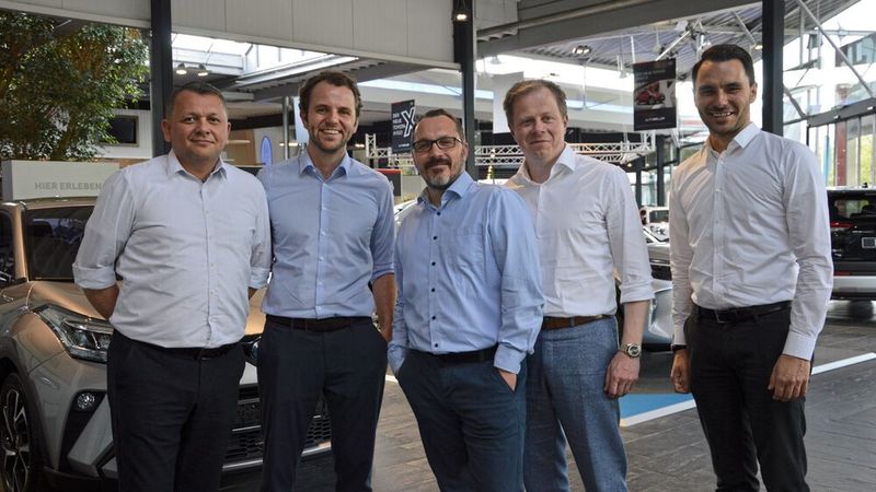 Das Team präsentierte der Jury Anwendungsfälle aus den Bereichen Vertrieb und Service. (Bild: Achter/»kfz-betrieb«)