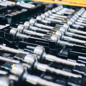 Die Seitenwelle spielt eine Schlüsselrolle im Antriebsstrang und hat Auswirkungen auf die Dynamik eines Fahrzeuges, auf das Komfort-, Geräusch- und Vibrationsverhalten, die Lebensdauer, den Wirkungsgrad und die Gewichtsoptimierung.(Bild:  GKN Automotive)