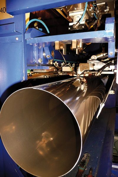 Die Weil-Flexmaster 400 – eine Längsnahtschweißmaschine – zeichnet sich durch ihre hohe Flexibilität aus; damit lassen sich Anpassungen an unterschiedliche Rohrdurchmesser (hier maximal 400 mm) ohne aufwändigen Werkzeugwechsel durchführen. Bilder: Kuhn (Archiv: Vogel Business Media)