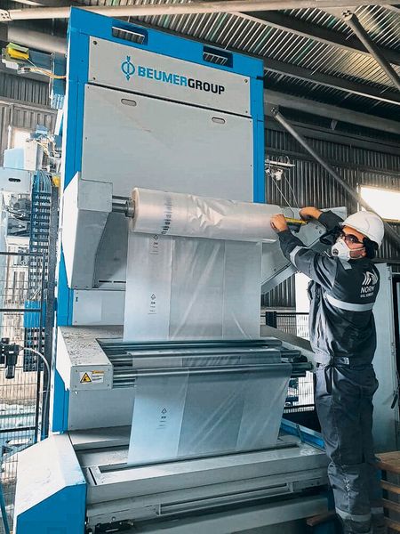 Der Verpackungsmaschinenhersteller empfiehlt für einen reibungslosen Anlauf der Fern- inbetriebnahme, dass die Anlage mit der im Vorfeld getesteten Folie ausgeliefert wird. (Bild: Beumer)