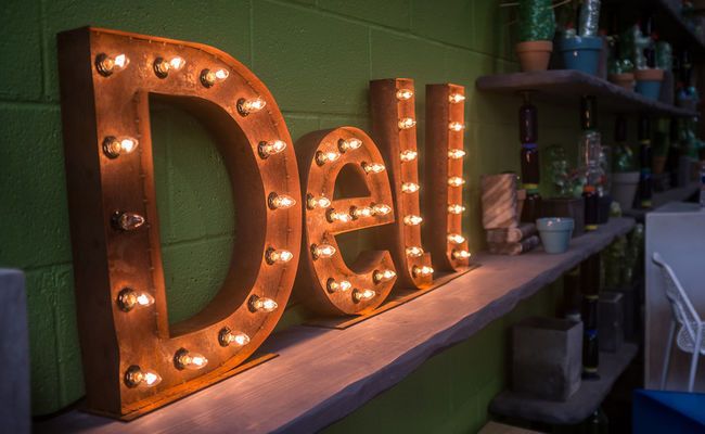 Platz 5: Dell übernimmt EMC (Status: Unternehmen sind sich einig, Entscheidung der behördlichen Gremien in einigen Ländern und der Genehmigung der Aktionäre steht noch aus. Der Zusammenschluss wird für die zweite Hälfte 2016 erwartet): Eine der größten Übernahmen in der IT-Branche ist der angestrebte Kauf des Speicher-Spezialisten EMC durch den Computer-Hersteller Dell. Für stolze 67 Milliarden Dollar soll der Deal Mitte 2016 finalisiert werden. Dell ist Berechnungen von Marktforschern zufolge aktuell der drittgrößte PC-Hersteller weltweit (14 % Marktanteil) und strebt mit der Übernahme eine Entwicklung hin zu einem auf Unternehmenslösungen ausgerichteten Hardware-Herstellers an.  (Bild: Dell/Flickr.com)
