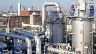 Nach Brand abgestellt: Die Citral-Anlage am Verbundstandort Ludwigshafen liefert den Schlüsselbaustein der BASF-Feinchemie. Citral ist der Ausgangsstoff für die Vitamine A und E, Carotinoide sowie verschiedene Aromachemikalien.  (BASF)