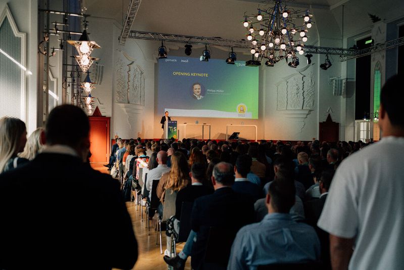 Philipp Müller, Abteilungsleiter Digitalisierung und Innovation im Bundesministerium für Gesundheit, ging in seiner Keynote auf das GeDIG und auf einige konkrete Pläne ein. Man wolle den Krankenkassen die Möglichkeit einräumen, für die ePA „innovative Mehrwertanwendungen“ anzubieten, und setze auch darauf, dass die Kassen eigene Funktionsroadmaps für die ePA entwickeln würden. Das solle die ePA insgesamt attraktiver werden lassen. Die gematik soll auch mehr Möglichkeiten zur Cyberabwehr erhalten, das BMG konzeptioniere derzeit ein Programm für  Gesundheitseinrichtungen, die unter die NIS-2-Umsetzung fallen. (Bild: WACH Studio GmbH)