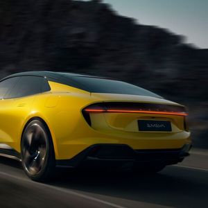 Die Dachlinie des Emeya fällt nach hinten stark ab.(Bild:  Lotus)