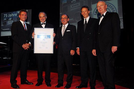 Zum Jubiläum überreichte der ZDK in Vertretung seines Vizepräsidenten Wilhelm Hülsdonk der Kfz-Innung Köln eine Urkunde: Obermeister Rolf Mauss, Geschäftsführer Norbert Werner und die beiden Stellvertretenden Obermeister Oliver Becker und Herbert Schlickeiser nahmen sie gerne entgegen (v.l.n.r.). (Archiv: Vogel Business Media)