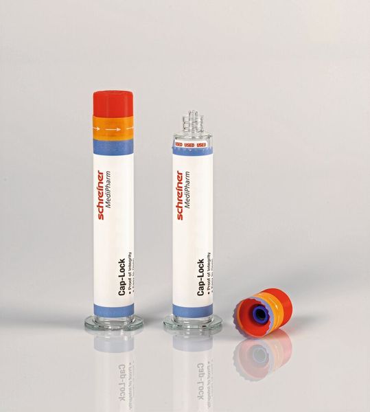 Eine Spezial-Kombi aus Kappenadapter und Label schützt Spritzen einfach, intuitiv und sicher vor unbemerkter Manipulation. (Schreiner Medipharm)