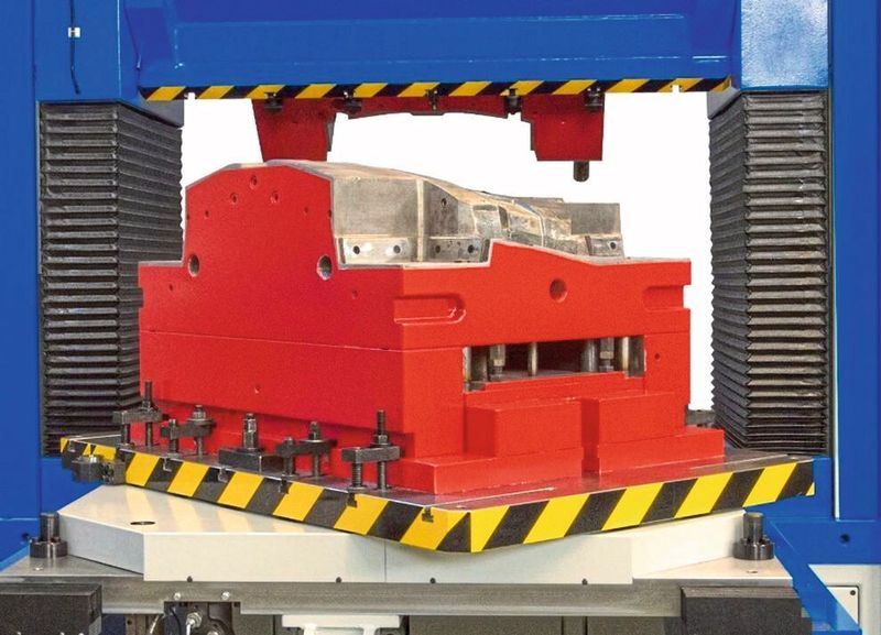 Millutensils Tuschierpressenprogramm mit Drehteller verfügt nun über eine kleinste Variante mit 980 mm × 850 mm Tischgröße und ein größtes Modell mit 3500 mm × 2400 mm, die außerdem 400 t Power ins Spiel bringt. (Millutensil)
