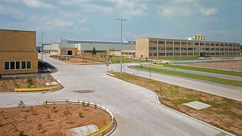 Am 22. Dezember 1964 veröffentlichte die Stadt Kaiserslautern den Ansiedlungsvertrag für das neue Opel-Werk. Die Rüsselsheimer kaufen sogar mehr als doppelt soviel Fläche, wie zur Nutzung ausgewiesen war und investierten 150 Millionen DM. Die Einweihung und der Start des neuen Werks war 1966.(Bild:  Opel)