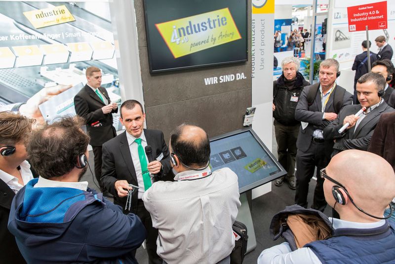 Infopunkt 4.0 nennt Arburg diese Örtlichkeit am Fakuma-Stand: dort stehen Experten bereit, um alle Besucherfragen zum Thema Industrie 4.0 zu beantworten. Am Terminal gibt es weitere Informationen rund um alle smarten Ideen von Arburg. (Arburg)