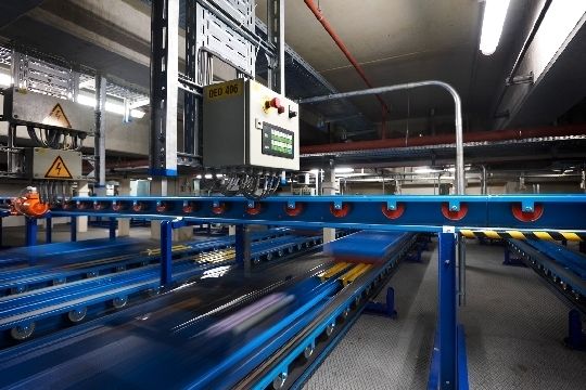 Technik für die Koffer: Ohne Förderanlagen geht im Untergrund nichts. Hier arbeiten keine Affen oder Roboter, sondern Rollen, Bänder und Förderer. Damit kommt das Gepäck sicher an sein Ziel.  (Archiv: Vogel Business Media)