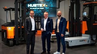 Hubtex hat das US-amerikanische Partnerunternehmen DSH in die Gruppe integriert. Von links: Alexander Baumann, Geschäftsführer der neuen Hubtex North America, sowie die Hubtex-Geschäftsführer Hans-Joachim Finger und Marco Goldbach in Fulda. (Bild: Hubtex)