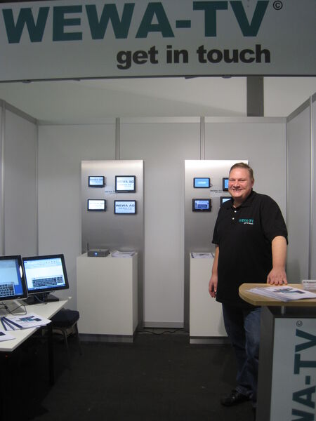 Touchscreen-Monitore, Touch-PCs und WEWA TV hatte Meik Westermeier (WEWA) ausgestellt. (Bild: IT-BUSINESS)