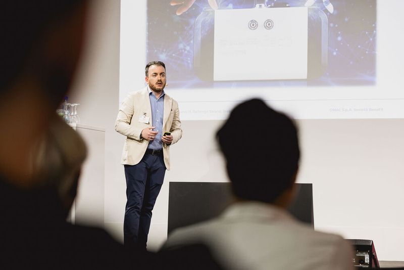 Wie pneumatische Antriebe durch Digitalisierung und KI effizienter, produktiver und emissionsärmer betrieben werden können, zeigt Giorgio Nicolini von Omal. (Bild: Stefan Bausewein)