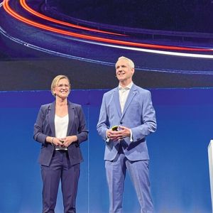 Uta Heller und Martin Endlein von der DAT führten durch die Präsentation.(Bild:  Achter – VCG)