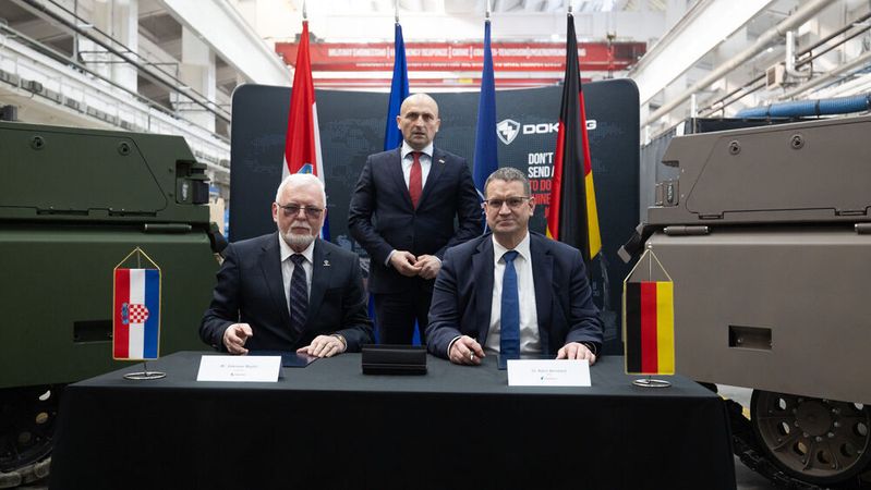 Rheinmetall kauft sich beim 1992 gegründeten, kroatischen Fahrzeughersteller DOK-Ing ein, der seit 2018 im Militärbereich unterwegs ist. Vjekoslav Majetić und Dr. Björn Bernhard beim Unterzeichnen der Vereinbarung. (Bild:  BORIS SCITAR)