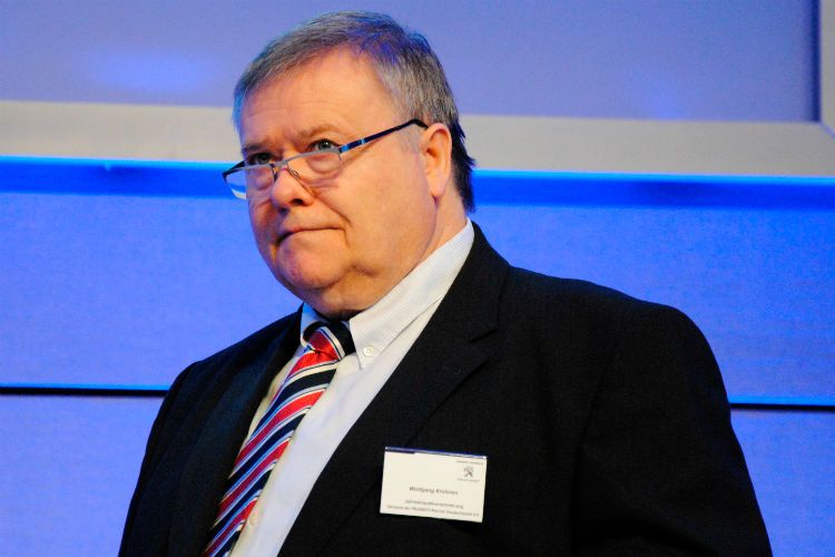 Wolfgang Krohnen, Schatzmeister des Verbands der Peugeot-Partner Deutschlands (VPPD), berichtete von der finanziellen Aufstellung der Interessenvertretung. (Foto: Baeuchle)