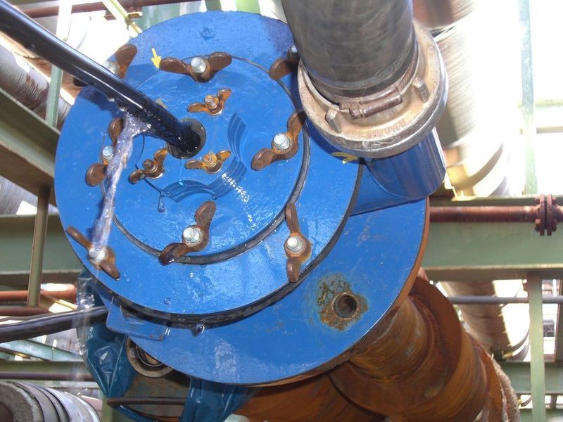 Der Prüfroboter beim Einsatz in der Rohrleitung. Das Hradil 8-fach Multikoaxialkabel ist die Verbindung zur Außenwelt. Bild: Hradil (Archiv: Vogel Business Media)