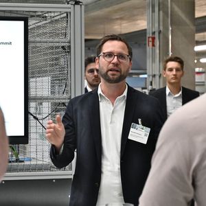 MM-Chefredakteur Benedikt Hofmann, Moderator und Veranstalter, begrüßte die Gäste in den Räumen der Karlsruher Forschungsfabrik. (Bild: Stefanie Michel)