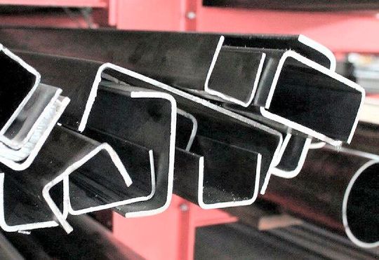 Grund zur Freude? Vielleicht! Denn die Preise für nach Deutschland eingeführte Waren, wie Stahl, Kunststoffe oder Holz – um nur einige essenzielle Vorprodukte zu nennen – steigen weniger stark als befürchtet. Nebenstehend etwas mehr dazu.(Bild:  D. Sigmund)