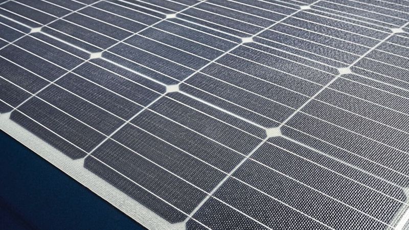 Das photovoltaische Ladegerät auf dem Fahrzeugdach soll nachhaltig Energie erzeugen. Die steht nicht nur E-Fahrzeugen gut zu Gesicht, sie würde auch bei zahlreichen Verbrennern das Problem entladener Starterbatterien lösen. (Bild: Continental)