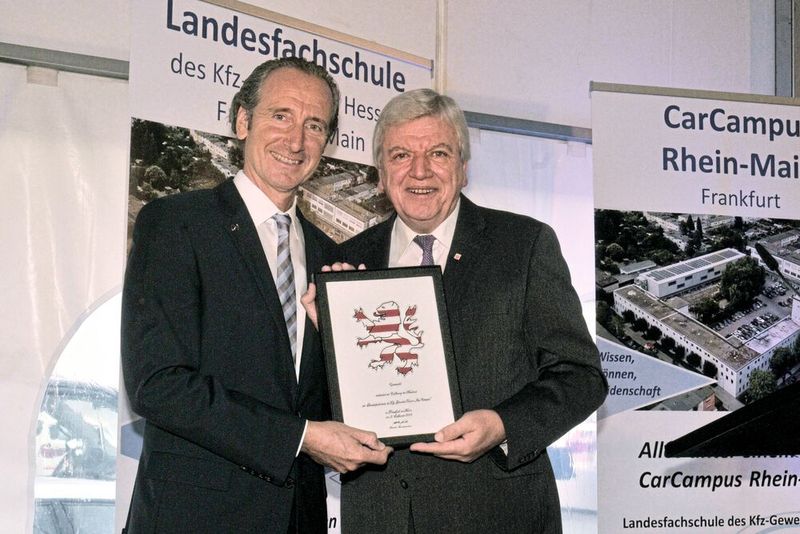 Der hessische Löwe als Gruß vom Land: Obermeister Thomas Holler (li.) und Ministerpräsident Volker Bouffier. (Bild: Zietz)