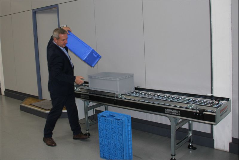 Peter Kerth, Leiter Produktmanagement, präsentiert den besonders leisen Kunststoffbehälter XL Motion. (Bild: Hofmann)