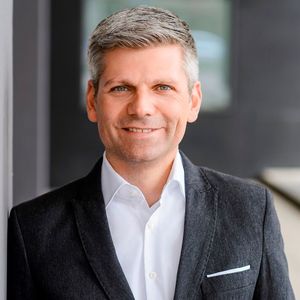 „Wenn es nur eine infizierte E-Mail oder ein USB-Stick ins Haus schafft, ist die Firewall schon überlistet“, warnt Stephan Theis, Co-Founder von Data-OS, Anbieter von Automatisierung für IT-Security.(Bild:  Data-OS)