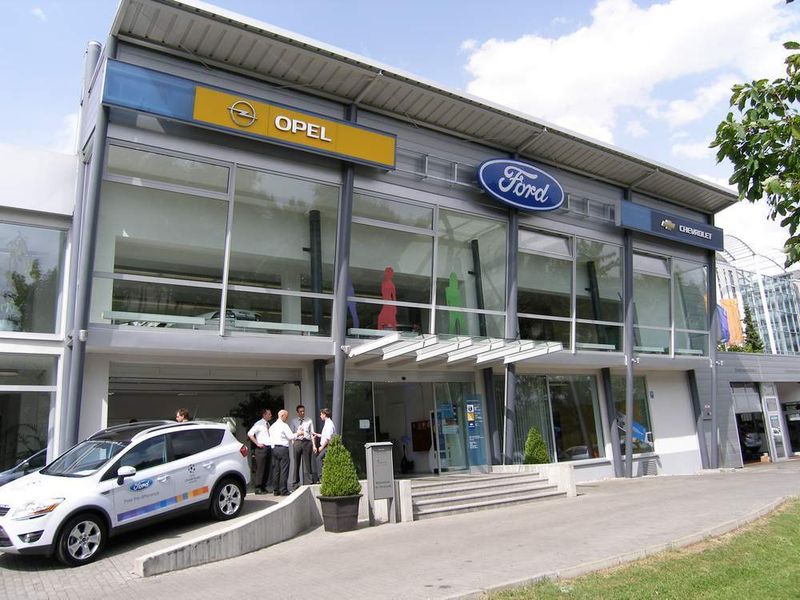 Neue Signalisation: Opel-“Blitz“ und Ford-“Pflaume“ hängen nun einträchtig nebeneinander. (Archiv: Vogel Business Media)