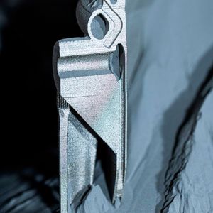 Bei der additiven Fertigung von Brennkammern spielt die Temperaturbeständigkeit eine wichtige Rolle. Das Bauteil im Bild wurde zusammen mit TU Dresden und ESA entwickelt.(Bild:   Christoph Wilsnack/Fraunhofer IWS)