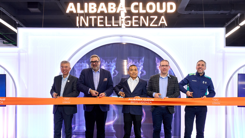 Eröffnung des „Alibaba Cloud Intelligence“-Showcase im Vorfeld der Olympischen Winterspiele Milano Cortina 2026 (v.l.n.r.): Leon Xie, General Manager Olympic Business, Alibaba Group; Yiannis Exarchos, CEO von Olympic Broadcasting Services und Executive Director Olympic Channel Services; Dr. Feifei Li, Senior Vice President der Alibaba Cloud Intelligence Group und Präsidentin des internationalen Geschäfts; Ilario Corna, Chief Technology and Information Officer des IOC; Andrea Varnier, CEO des Organisationskomitees Milano Cortina 2026. (Bild:  Alex Caparros/Getty Images for Alibaba)