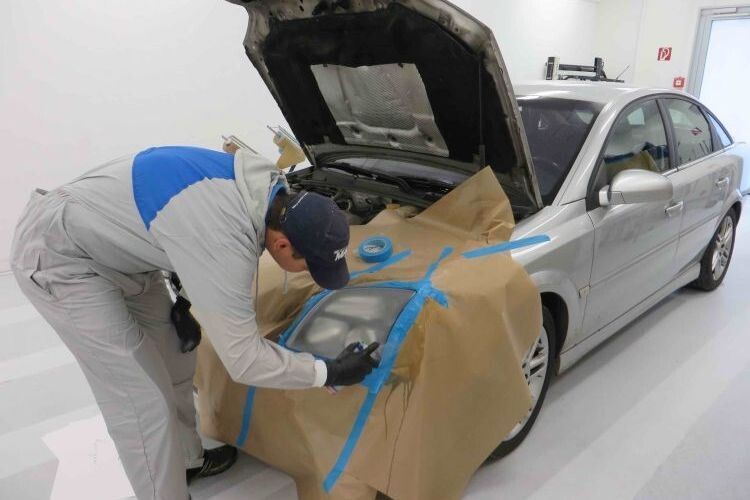 Nach dem Ablüften (das Produkt trocknet „opak“, d. h. milchig auf) den Spray-Max-2K-Scheinwerferklarlack auf die gesamte Scheinwerferscheibe in 1,5 Spritzgängenauftragen. Nach dem Trocknen gegebenenfalls polieren. (Foto: Kwasny)