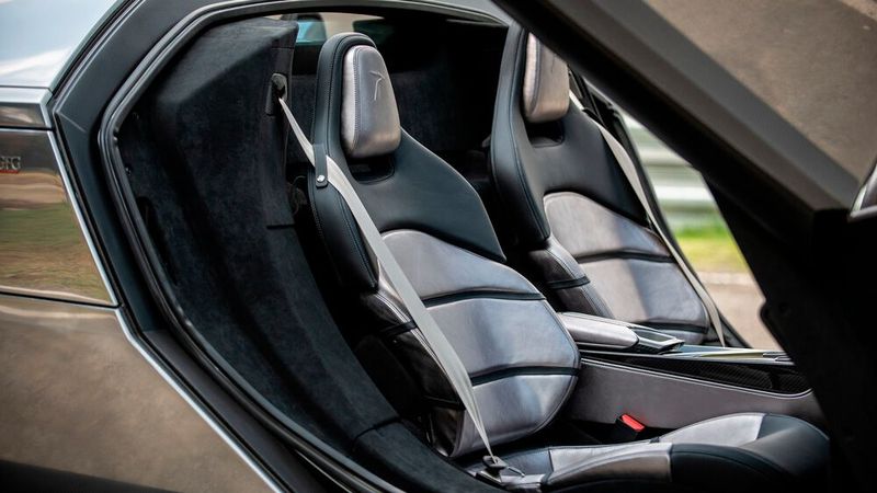 Die Sitze erinnern optisch an einen in den 70er-Jahren üblichen Futurismus-Stil. (Bild: Oscar Islas / Islas Photography)