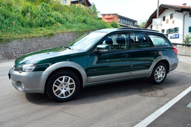 ... hat 344.000 Kilometer auf dem Tacho. Man muss das Fahrzeug lange nach Rostspuren absuchen. (Achter)