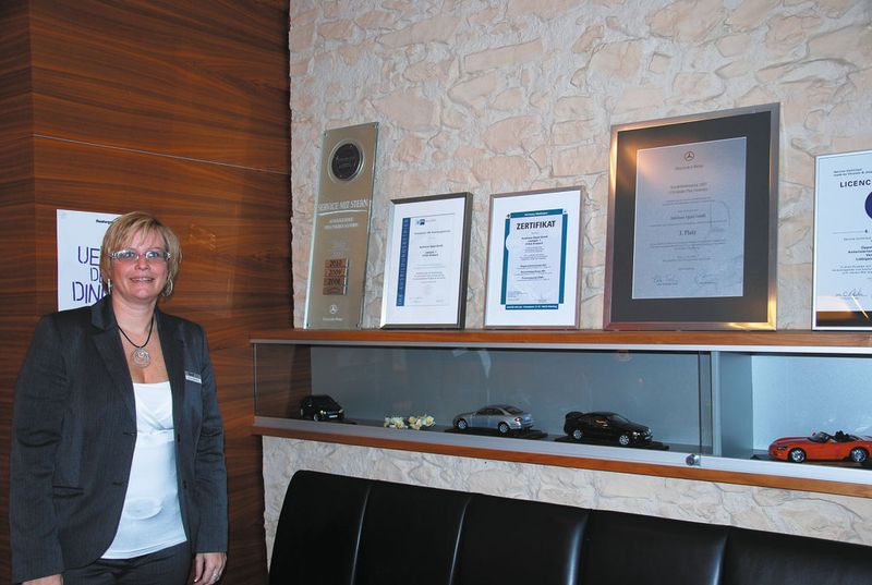 Reihenweise Zertifikate und Auszeichnungen: In der Kundenwartezone bekommt der Besucher einen Eindruck von der Kompetenz des Autohauses. (Archiv: Vogel Business Media)