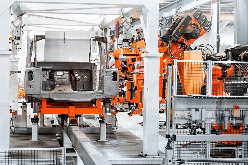 Die Auswahl jeder Schutzumzäunung für Roboter sollte auf einer sorgfältigen Risikobeurteilung basieren. Meist sind andere Maßnahmen erforderlich, um Roboterbewegungen sicher zu begrenzen.  (KUKA Group)