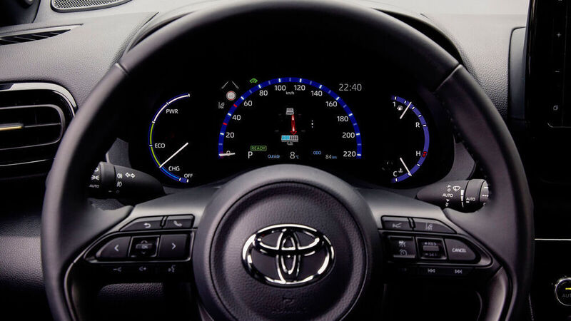 Das Kombiinstrument im Yaris Cross besteht aus einem mittigen Display, welches klassische Analoganzeigen flankieren. (Toyota)