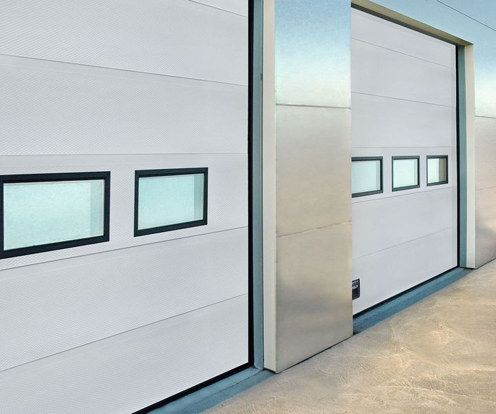 Das Sektionaltor Crawford OH1042 ist vor allem für Industriebetriebe konzipiert, die hohe Ansprüche an Technik, Belastbarkeit und Optik zugleich stellen. (Bild: Assa Abloy Entrance Systems)