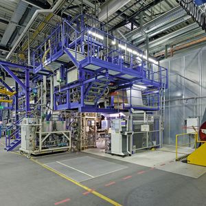 Die Maker 5 gilt als die modernste Schleifmittel-Produk­tions­anlage der Welt.