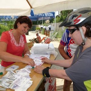 Nachdem in diesem Sommer bereits zahlreiche Kommunen ihre Bürgerinnen und Bürgern mit der Aktion „Behördennummer 115 hilft beim Start in den Urlaub“ unterstützt haben, geht es jetzt um die Studierenden. Vor dem Start des Wintersemesters informieren die 115-Teilnehmer in Chemnitz, Dresden, Kempten, Kiel, Leipzig, Magdeburg und München über die Leistungen der Behördennummer gerade für die Erstsemester. Hier erfahren die Studenten und Studentinnen wer für welche Angelegenheit zuständig ist, wann welche Ämter geöffnet haben, welche Unterlagen benötigt werden. Das Bild zeigt Serviceleiterin Heidrun Simon im Einsatz.