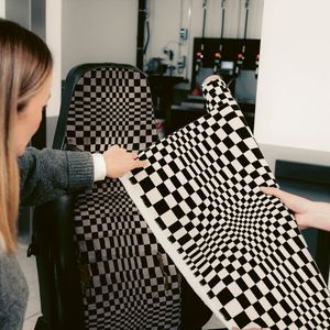 Inspiriert von wehenden Zielflaggen, ist das Pascha-Muster eine Hommage an den Motorsport und eine wehende Zielflagge. Erstmals 1977 im 928 in Südfrankreich der Öffentlichkeit präsentiert und bis Mitte der 1980er Jahre zudem auch im 911, 924 und 944 angeboten, wurde das pulsierende, lebendige Muster zu einem der prägendsten Interieur-Designs von Porsche. Der Name „Pascha“ sollte an osmanische Sultane erinnern, die auf komfortablen Seiden- und Samtkissen ruhten.(Bild:  Porsche)