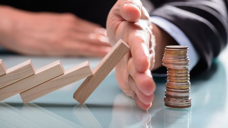 Autohausmanager können Risiken durch bewusstes Abwägen entgegenwirken und Schäden verhindern.(Bild:  © Andrey Popov - stock.adobe.com)