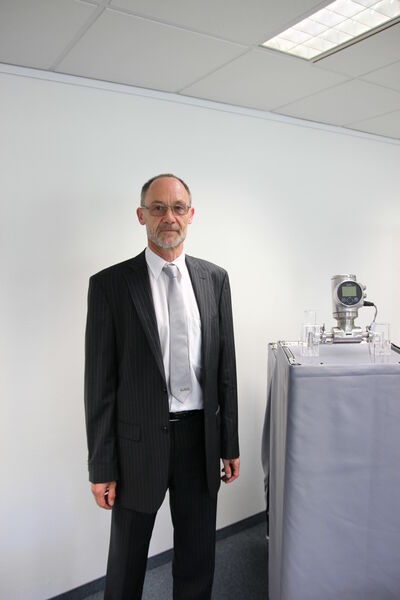 Volker Erbe, Bürkert Product Manager for Sensors, at the presentation. (PROCESS)
