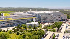 Infineon hat ein viertes Fabrikgebäude (rechts) in Dresden in Betrieb genommen. (Bild: Infineon/Lichtwerke)