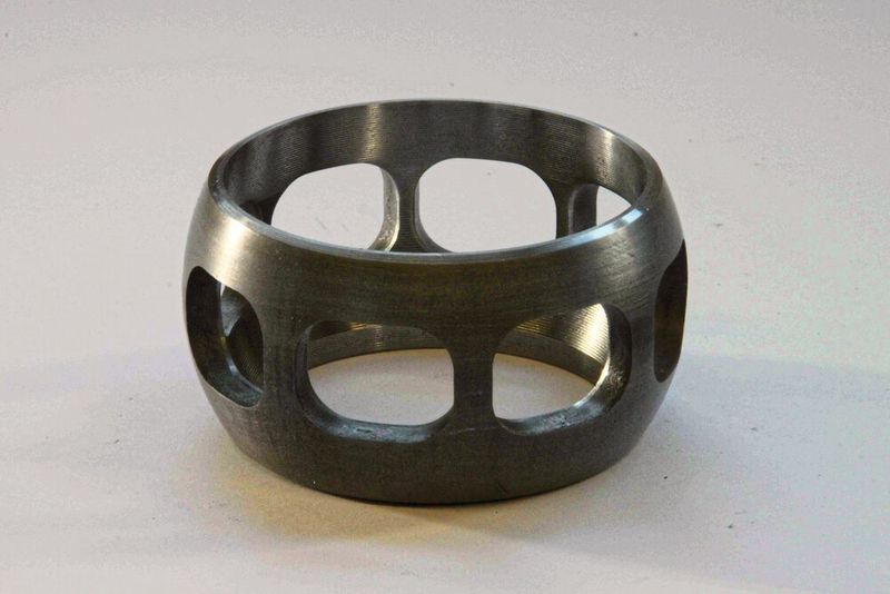 Kugelkäfige werden in zahlreichen Varianten hergestellt. Unterschiede gibt es sowohl bei der Form und Größe als auch bei der Anzahl der Fenster. (Bild: Karl Klink)