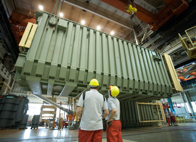 Und los geht’s: Der erste HGÜ-Transformator verlässt das Siemens-Werk in Nürnberg. Zum besseren Transport sind alle Zubehörteile abmontiert. (Archiv: Vogel Business Media)