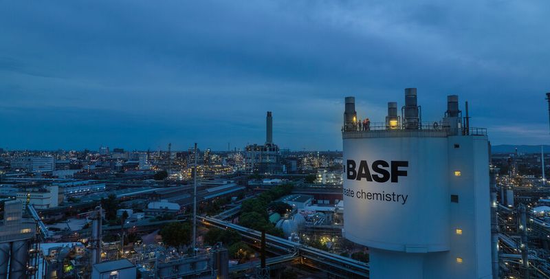 Die BASF kämpft mit einer schwachen Auslastung und sinkenden Gewinnen. Nicht nur auf das Stammwerk Ludwigshafen kommen große Veränderungen zu - weitere Anlagen könnten geschlossen werden.(Bild:  BASF)
