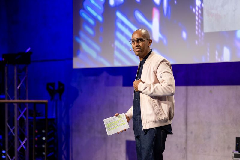 Für die humorvolle und lockere Moderation sorgte Amiaz Habtu. (Bild: Michael Schwettmann)